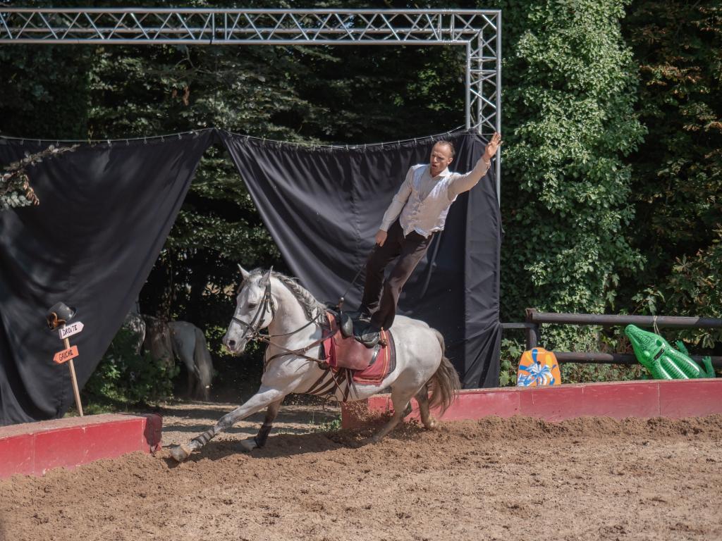 fetes equivallee belles dames de cheveaux 40