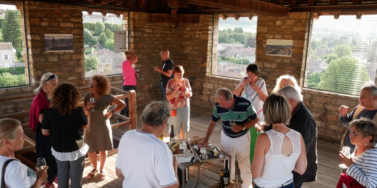 Dégustez devant le panorama clunisien au sommet de la Tour des Fromages les vendredis soirs d’été avec l’Apér’haut