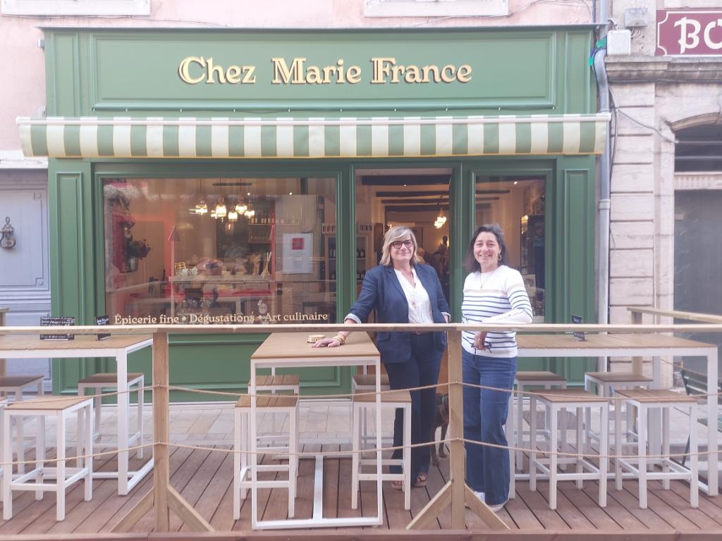 marie aimee et france a la terrasse de leur etablissement