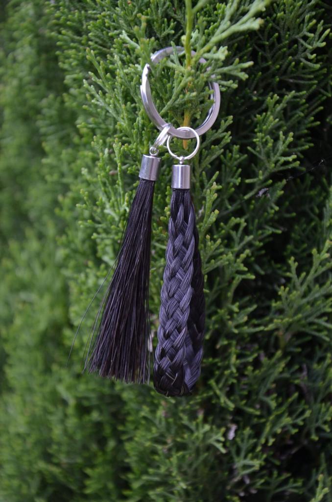 porte cle tressage noir pompon suspendu buis scaled 1