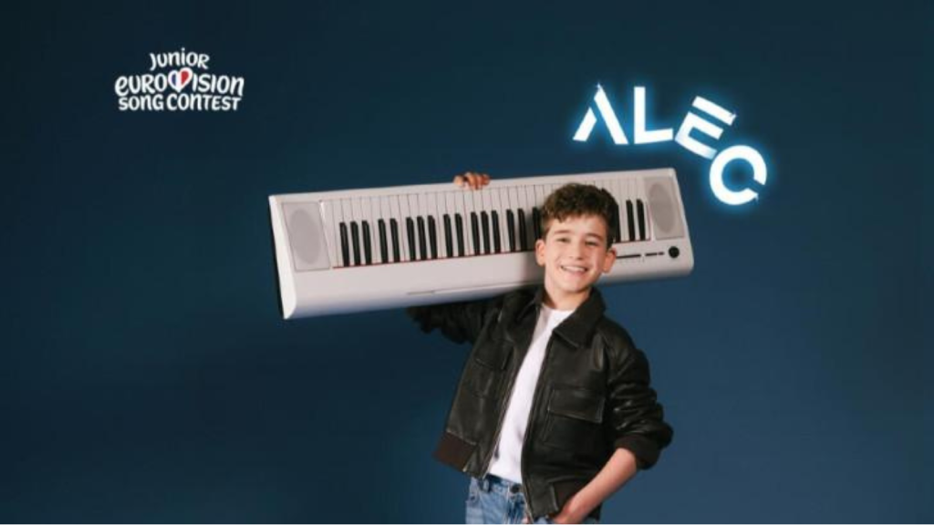 Alec sur le podium de l'Eurovision Junior ! © Louis-Adrien LE BLAY - France Télévisions